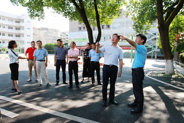 傅軍副市長聽取十六中校長朱修才（右一）匯報.jpg