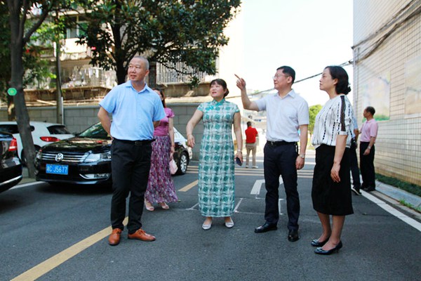 傅軍副市長聽取市四中校長王愛民（穿綠色長裙者）介紹情況，右一為市教育局陳利文局長_副本.jpg